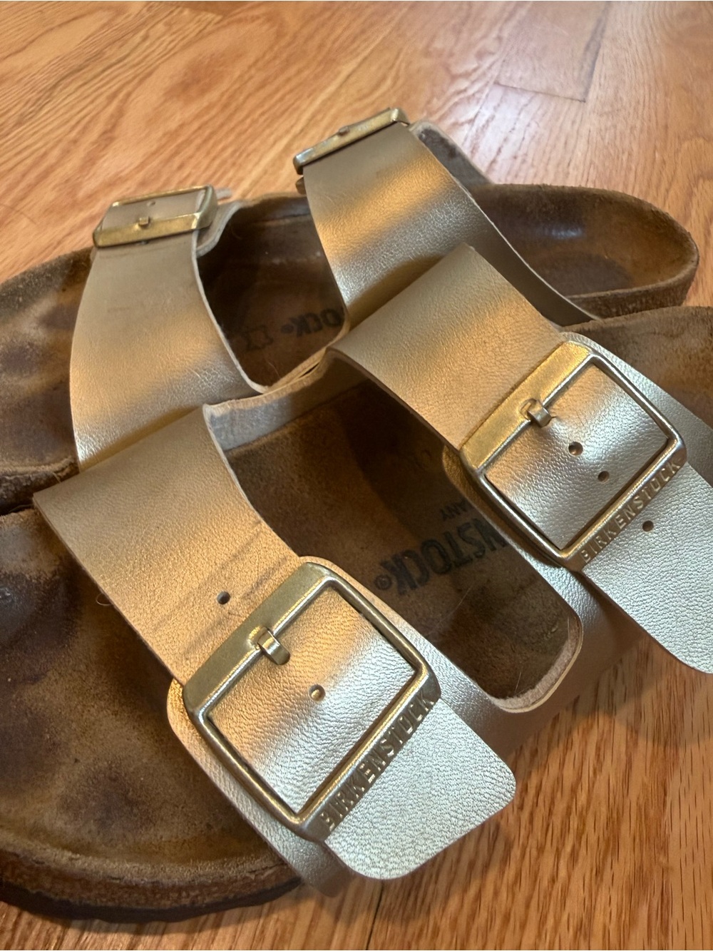 Birkenstock 9 Arizona Metallic Champagne Gold Two Strap Sandals Classic Preppy - Picture 8 of 9